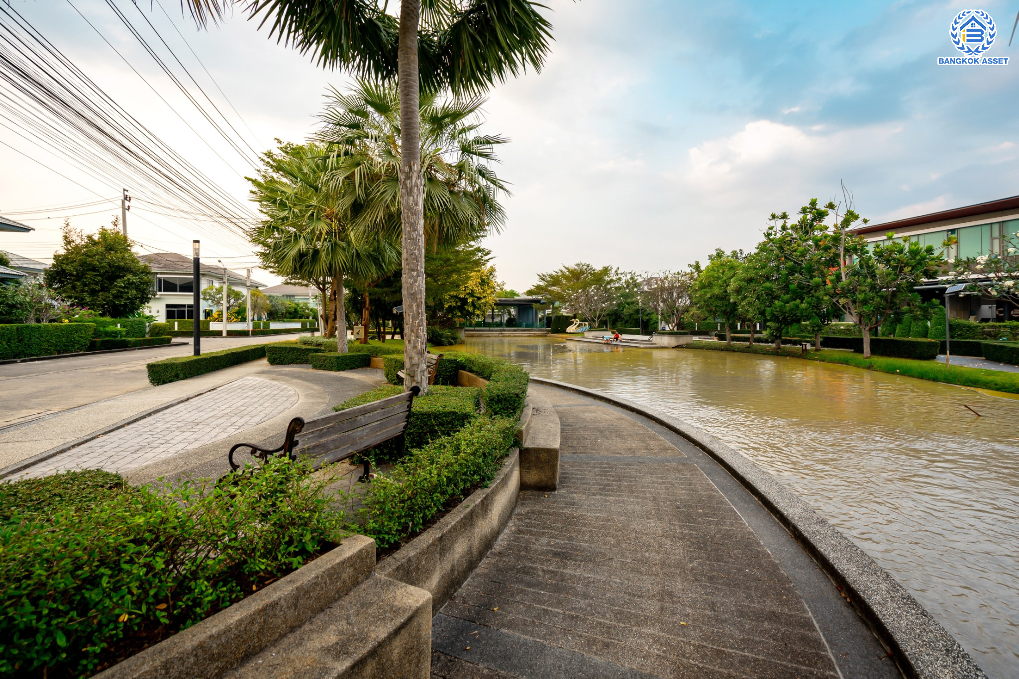 บ้านมือสองตกแต่งใหม่ ม.เพอร์เฟคเพลส แจ้งวัฒนะ บ้านเดี่ยวหลังใหญ่ เนื้อที่ 61.9 ตร.ว. ฟังก์ชัน 3 ห้องนอน 4 ห้องน้ำ 1 ห้องแม่บ้าน จอดรถได้ 2 คัน รองรับทุกการอยู่อาศัย บนทำเลศักยภาพ ใกล้เซ็นทรัลแจ้งวัฒนะ ทางด่วน และรถไฟฟ้าสายสีชมพู "สถานีแยกปากเกร็ด"